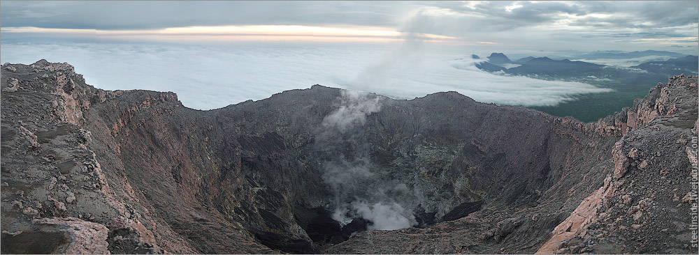 Вид с вершины вулкана Керинчи, Суматра, Индонезия