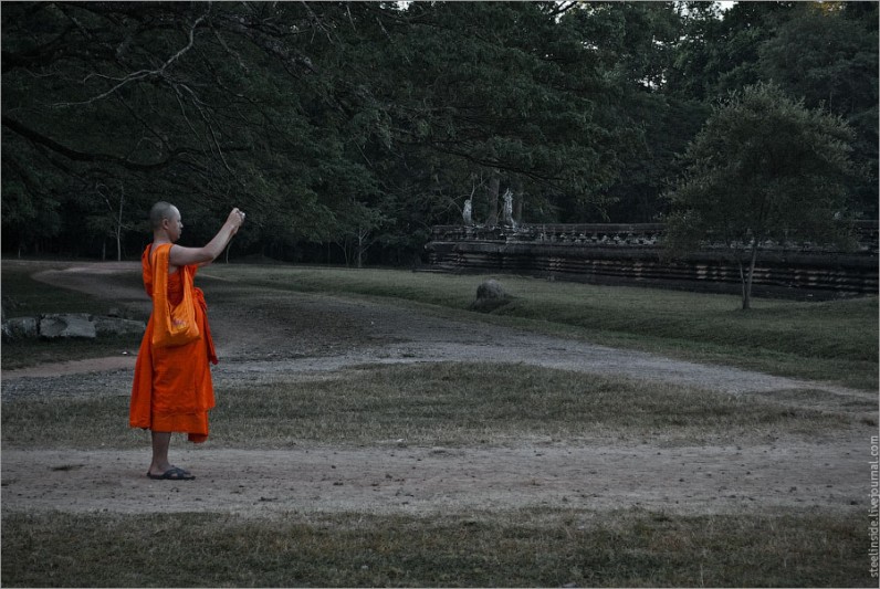 Монах с камерой