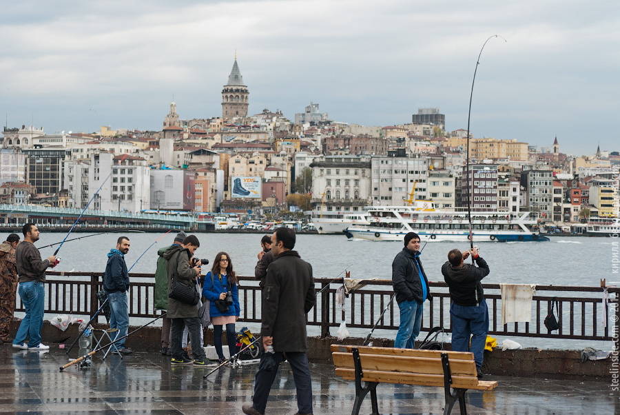 Рыбаки на набережной в Стамбуле