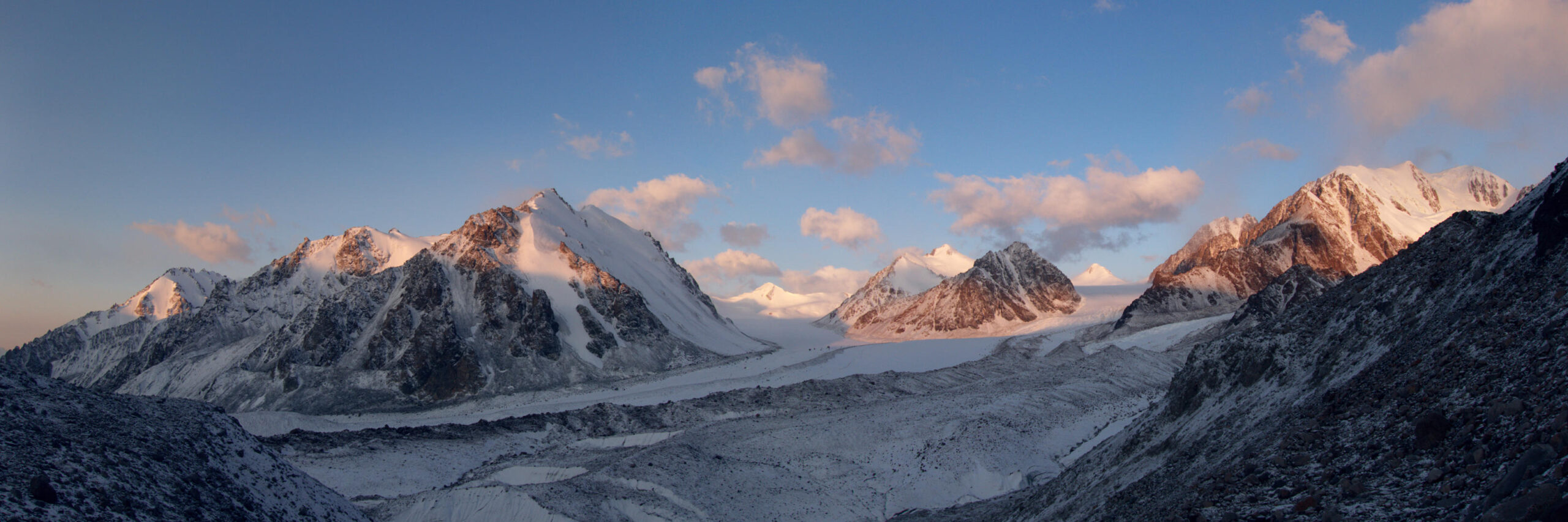 Ледник Корженевского при солнечном восходе