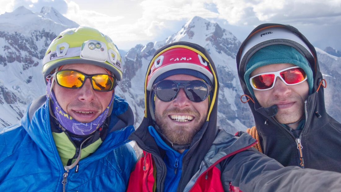 Иван Темерев, Кирилл Белоцерковский, Алексей Тюлюпо на вершине Альпиниста, 5482 м