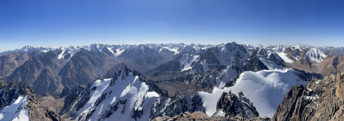 Панорама с вершины пика Комсомола. В левой части — ущелье Левый Талгар, в правой — Туюк-Су