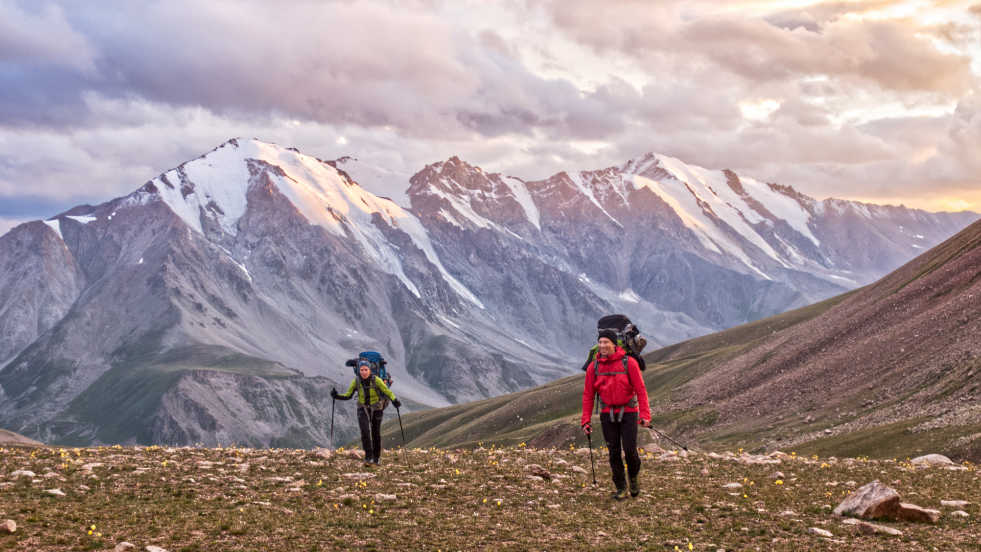 Альпинисты на фоне гор