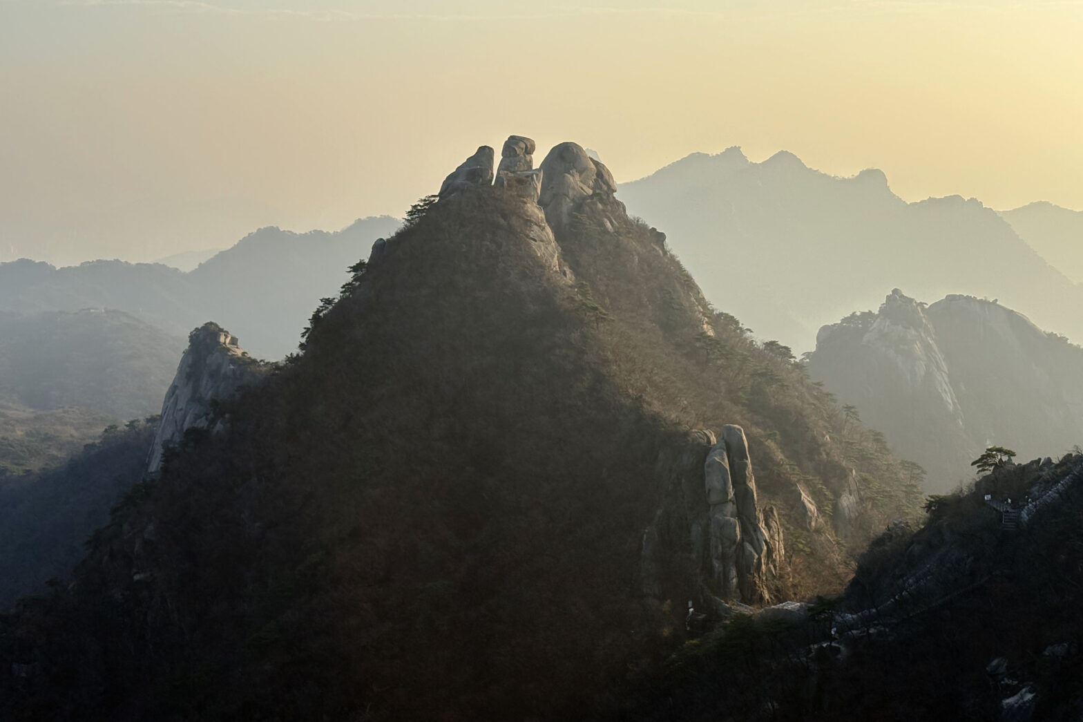 Скала на фоне гор в парке Пухансан